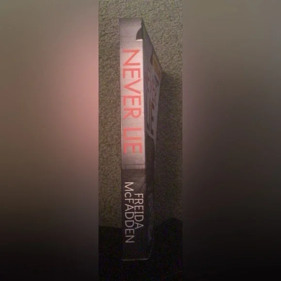 Never Lie by Freida McFadden - Picture 4 of 4